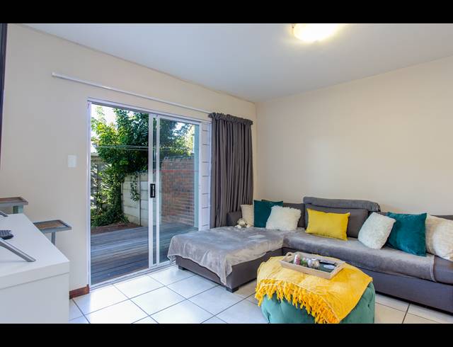 2 BEDROOM APARTMENT FOR SALE IN WYNBERG UPPER